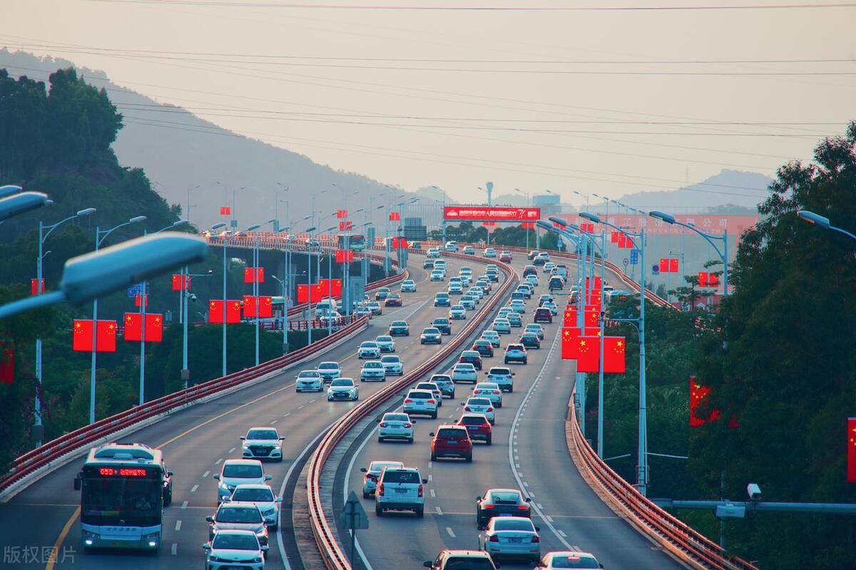 國(guó)慶假期綠色低碳出行趨勢(shì)：新能源汽車(chē)和公共交通受青睞